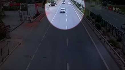 Fren yapan minibüs otoyolu birbirine kattı 2si turist 6 yaralı