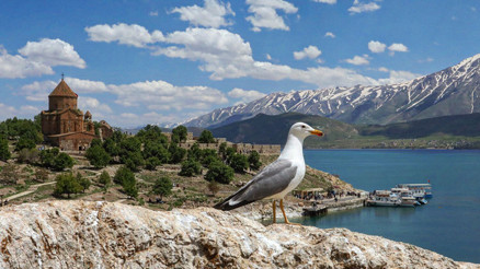 Vanda Akdamar Adasını ilk 5 ayda 50 bin turist ziyaret etti Vanda Akdamar Adasını ilk 5 ayda 50 bin turist ziyaret etti