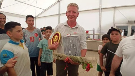 NATO çadır kentinde görev yapan İngiliz emekli askere duygu dolu veda