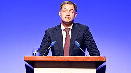 Belçika Başbakanı bisikletten düştü