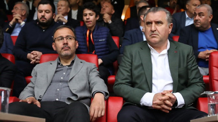 Gençlik ve Spor Bakanı Osman Aşkın Bak, derbiyi takip etti