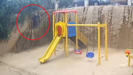 Samsunda sel sularından kaçma anı kamerada