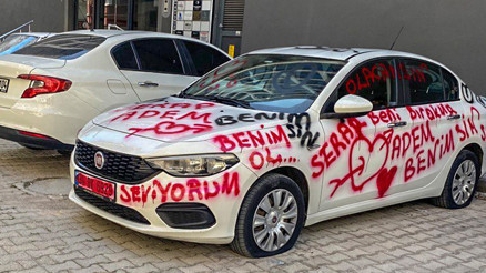 Otomobilin üzerine sprey boya ile aşk mesajları yazıp, lastiklerini kestiler