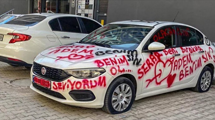 Antalyada bir otomobilin üzerine sprey boya ile aşk mesajları yazılıp, lastikleri kesildi