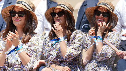 Kocasının ihaneti 10 yıllık evliliğini sarsmıştı: Ünlü yıldız evlilik yüzüğünü göstermeye çalışırken ter döktü Kocasının ihaneti 10 yıllık evliliğini sarsmıştı: Ünlü yıldız evlilik yüzüğünü göstermeye çalışırken ter döktü