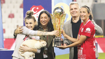 ‘Kadın futbolunu altın gibi parlatacağız’