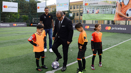 Depremzede çocuklar için Umut Sahaları projesi