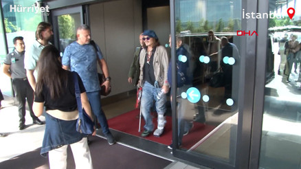 Johnny Depp koltuk değneğiyle İstanbulda