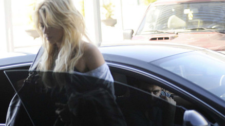 İhanete uğrayan ünlü şarkıcının aşk saklambacı İhanete uğrayan ünlü şarkıcının aşk saklambacı