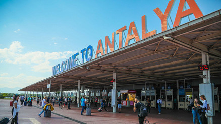Antalyaya hava yoluyla gelen turist sayısı 4 milyonu geçti