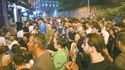 Şampiyonluğu taraftarlarla izledik Taksim’de Manchester City gecesi Şampiyonluğu taraftarlarla izledik Taksim’de Manchester City gecesi