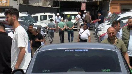 İkinci el oto pazarında bayram öncesi hareketlilik