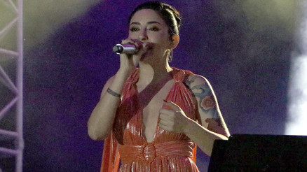 Melek Mosso konserde özür diledi