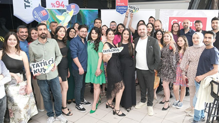 Tatilcikuş yüksekten uçuyor