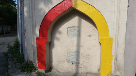 Fatihte tarihi çeşmeyi sarı kırmızı renge boyadılar
