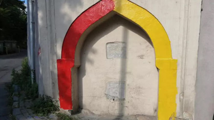Fatihte tarihi çeşmeyi sarı kırmızı renge boyadılar
