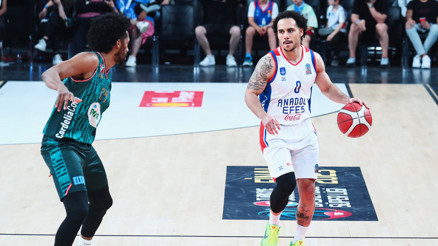 Anadolu Efes, final serisinde durumu 2-0a getirdi