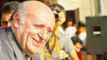 Demirel güllerle anıldı