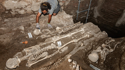 Tarihi İznik surlarındaki kazılarda çok sayıda insan iskeleti bulundu Tarihi İznik surlarındaki kazılarda çok sayıda insan iskeleti bulundu