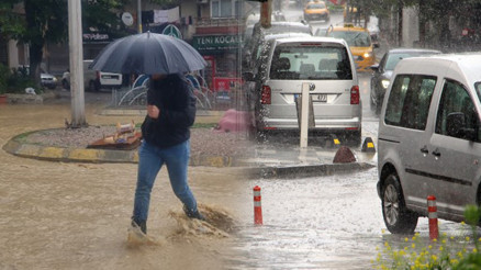 Meteoroloji, 28 ili sarı kodla uyardı: Sel, yıldırım ve dolu tehlikesi... Sağanak yağış yolları göle çevirdi