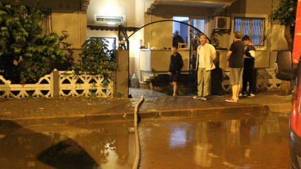 Akhisardaki yoğun yağış ekipleri harekete geçirdi