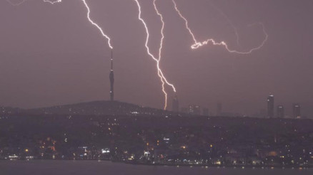 İstanbul’da eşsiz şimşek görüntüleri kameraya yansıdı