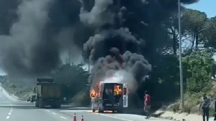 Çekmeköyde seyir halindeki servis minibüsü yandı, yol kapandı