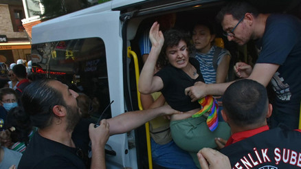 LBGTlilerin yürüyüşüne polis müdahale etti Çok sayıda gözaltı var