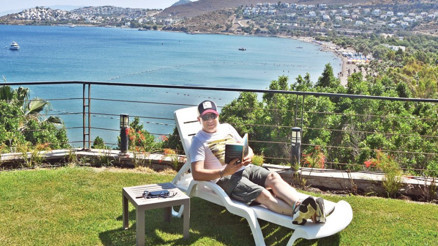 Adnan Kaya ve Mete Tamer Omur ile Şezlong Sohbetleri Bir koltukta üç karpuz taşıyor: Hem doktor, hem ressam, hem yazar Adnan Kaya ve Mete Tamer Omur ile Şezlong Sohbetleri Bir koltukta üç karpuz taşıyor: Hem doktor, hem ressam, hem yazar