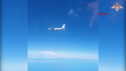 Rus uçakları, ülke sınırına yaklaşan İngiliz uçaklarını engelledi