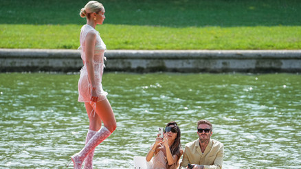 Karısı kızmasın diye telefonunu elinden bıraktı, ünlü modeli görmemek için başını öne eğmeye çalıştı