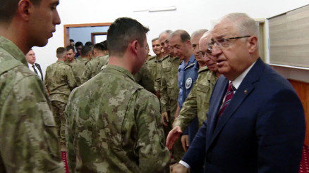 Milli Savunma Bakanı Yaşar Güler askerlerle bayramlaştı