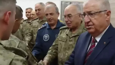 Milli Savunma Bakanı Güler ve TSK komuta kademesi, Aktütün Hudut Taburunda askerlerle bayramlaştı