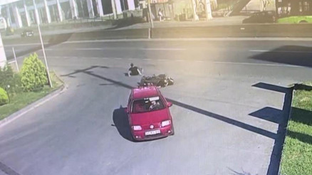 Benzin istasyonu girişinde motosiklet ve otomobil çarpıştı