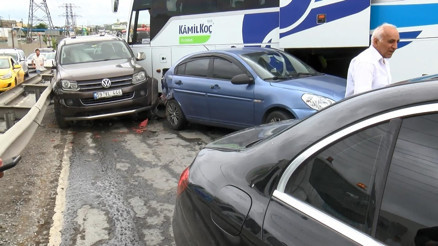Arnavutköyde yolcu otobüsü araçlara çarptı