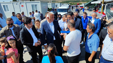 Bakan Ersoy, Malatyada depremzedelerle bayramlaştı