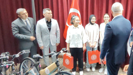 Bakan Ersoydan LGSden tam puan alan öğrencilere hediye