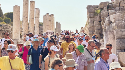Turist bayramı Yerli ve yabancı ziyaretçiler ören yerlerine akın etti