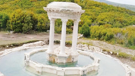 Antik çeşmeden su akıyor
