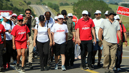 Bolu Belediye Başkanı Tanju Özcanın Ankaraya başlattığı Değişim ve Adalet yürüyüşü üçüncü gününde Bolu Belediye Başkanı Tanju Özcanın Ankaraya başlattığı Değişim ve Adalet yürüyüşü üçüncü gününde