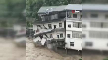 Ev, selin şiddetiyle yıkılarak sel sularına kapıldı O anlar kamerada