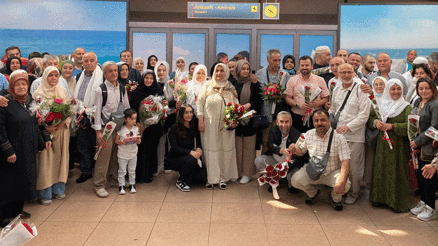 Hacılar güllerle karşılandı
