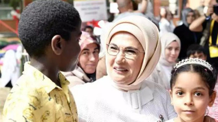 Emine Erdoğan koruyucu ailelerle bir araya geldi