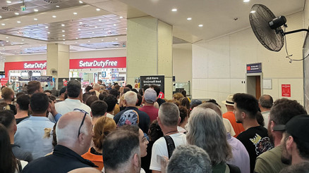 Ucuz telefon için sınır kapılarına koştular