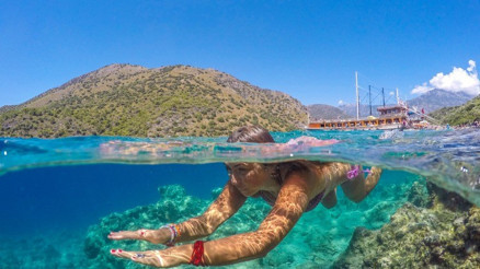 Havuz suyundaki klor ve deniz suyundaki tuzdan gözlerimizi korumak için 5 önlem