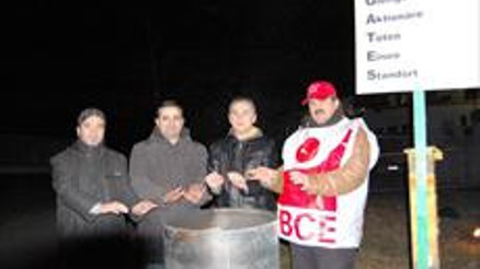 Yan sektör can çekişiyor