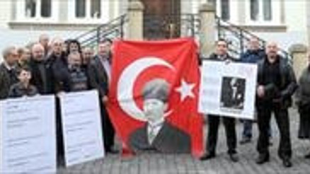 Yanlı yayın protestosu
