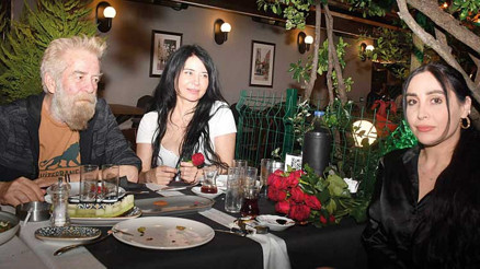 Gerçek sevgilisi yanında oturuyor