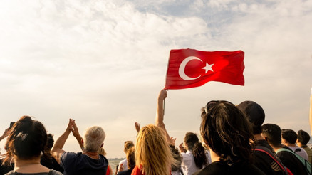 15 Temmuz bayrak asılır mı, hangi bayramlarda bayrak asılır Resmî kurumlarda bayrak asma günleri