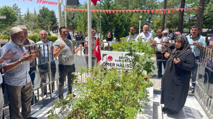 15 Temmuz kahramanı Ömer Halisdemirin kabrinde dua ettiler